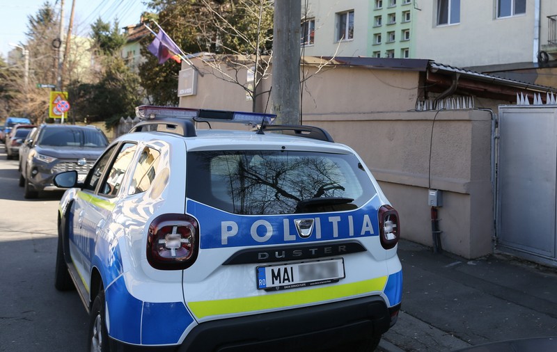 Polițist din IGPR, reţinut pentru luare de mită şi divulgarea de informaţii. Ar fi cerut 300.000 de euro pentru a interveni într-un dosar