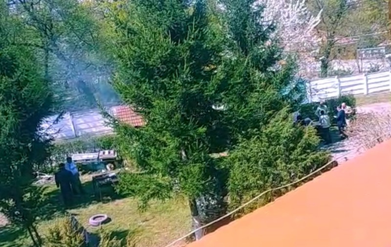 Șefă din poliție filmată în timp ce sfida ordonanțele militare. Grătar cu colegii în curtea Centrului Chinologic Sibiu. IGPR a declanșat o anchetă