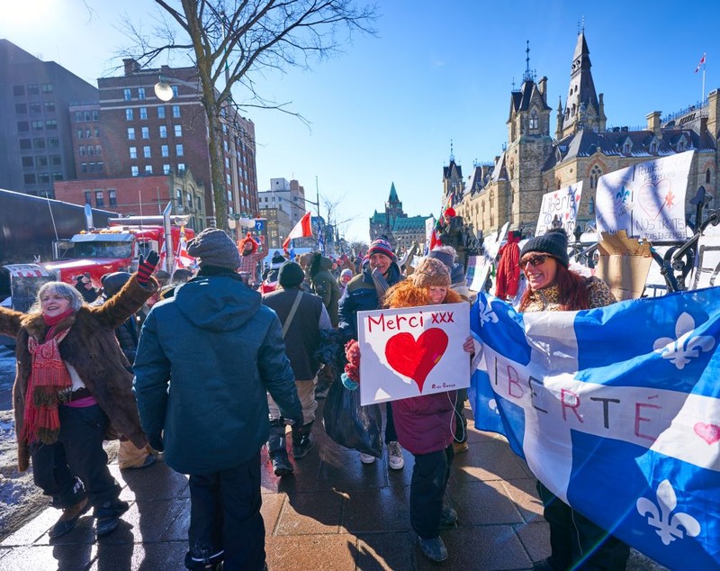 Tabere cu saună și locuri pentru luat masa. Capitala Canadei, transformată de camionagiii care protestează față de vaccinare