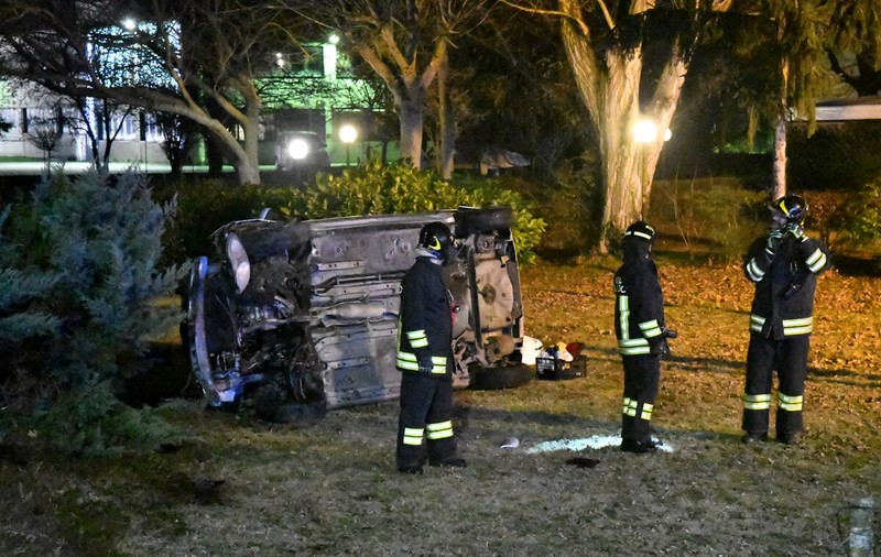 Un român care s-a urcat băut la volan a provocat un accident în Italia, și-a abandonat prietenul mort în mașină și a fugit