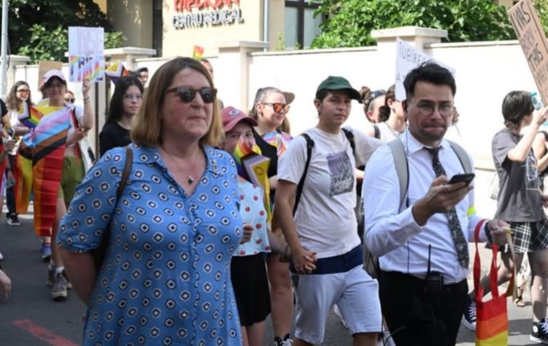 Un activist LGBTQ a făcut atac de panică la Oradea Pride: „Nu mi-au dat voie nici măcar să cumpăr apă”. Era cod roșu de caniculă