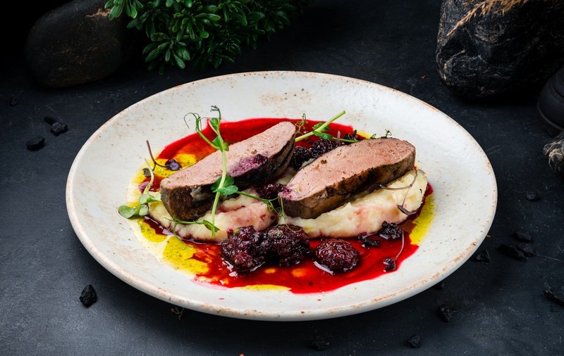 Sosuri fine din fructe de pădure: cum transformi zmeura și vișinele în toppinguri gourmet pentru fripturi și deserturi