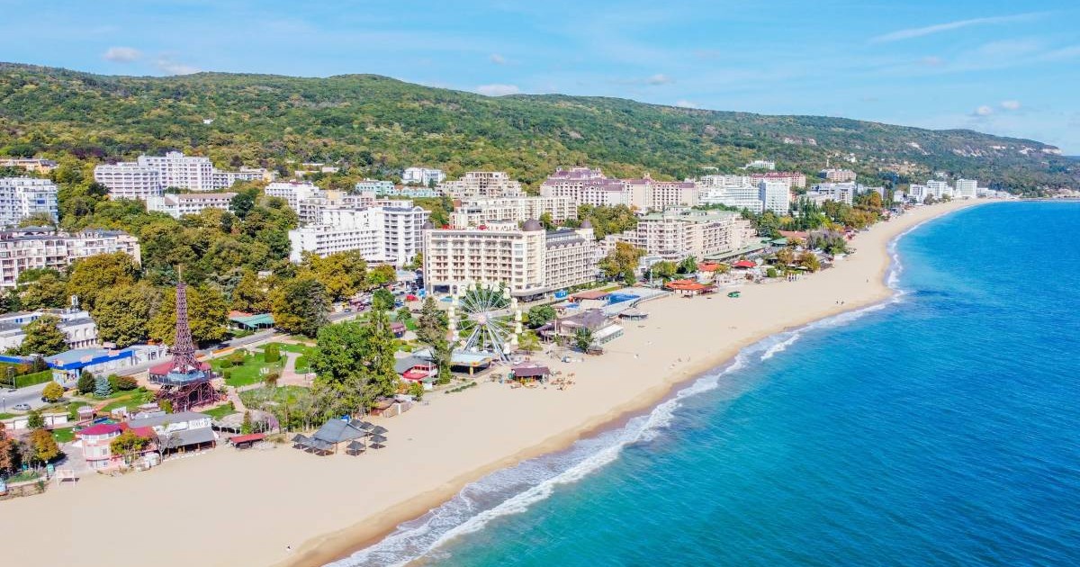 Stațiunea Nisipurile de Aur din Bulgaria fotografiată de sus, se pot vedea hotelurile de la malul mării