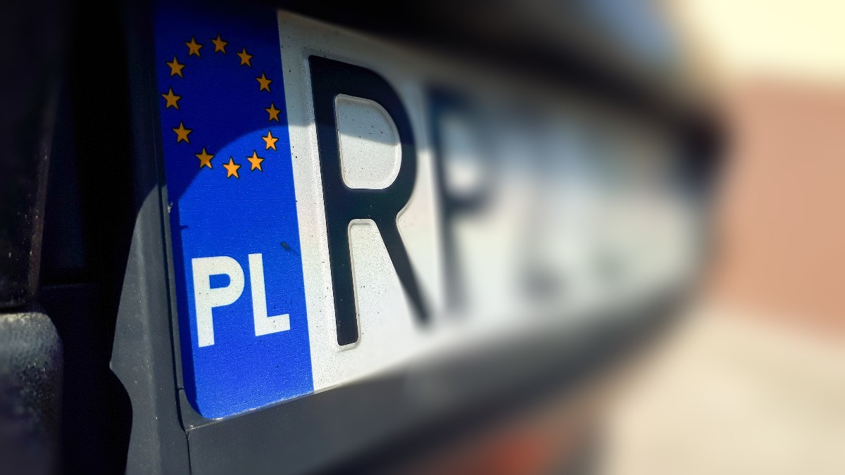 O plăcuță de înmatriculare auto din Polonia, evidențiind banda albastră din stânga cu drapelul Uniunii Europene și sigla „PL”.