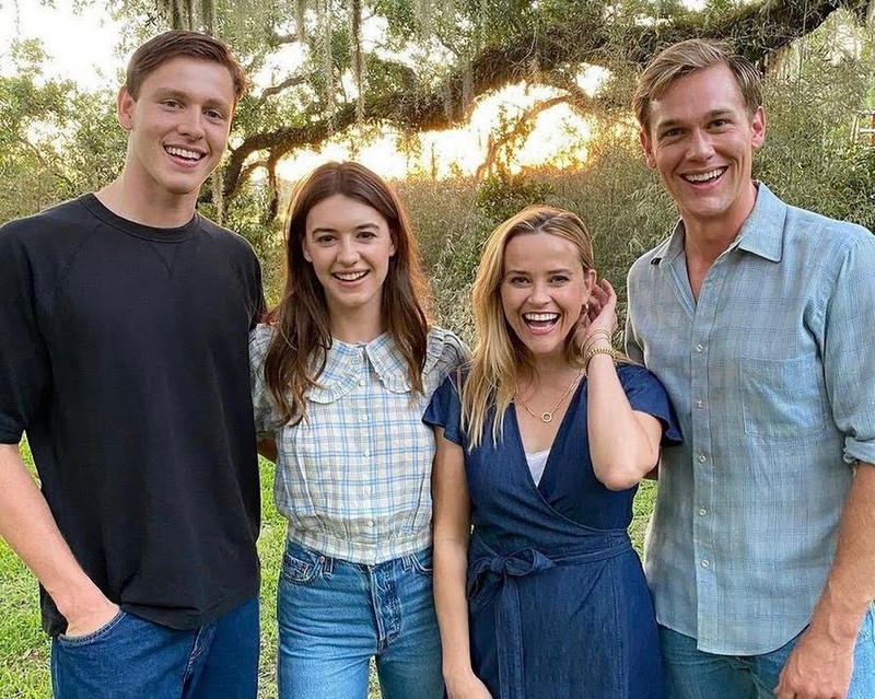 De la stânga la dreapta, Harris Dickinson, Daisy Edgar-Jones, Reese Witherspoon și Taylor John Smith