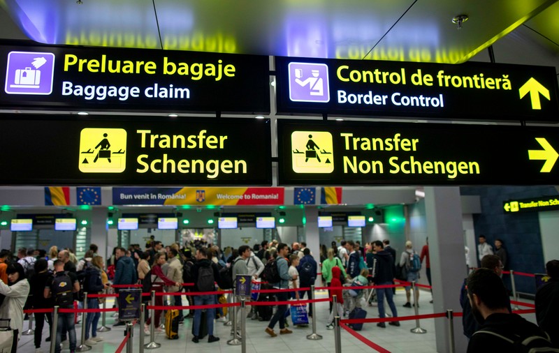Consiliul Concurenţei analizează cum decid companiile aeriene preţurile biletelor de avion
