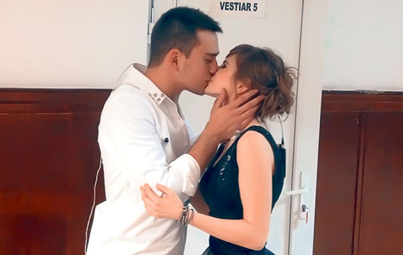Se sărută înainte de concerte | Aşa l-a încurajat Cristina pe Vlad în culisele concertului «LaLa Happy Xmas»