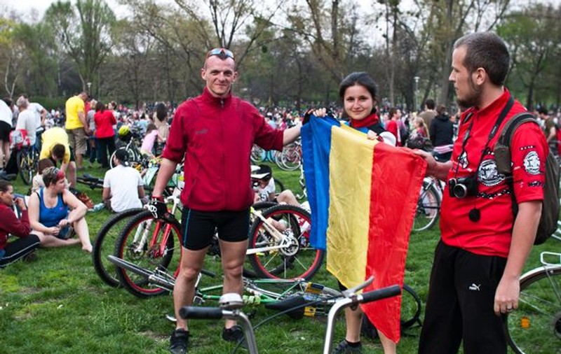 Au pedalat 300 de kilometri, pentru a reprezenta România, pe două roți | FOTO