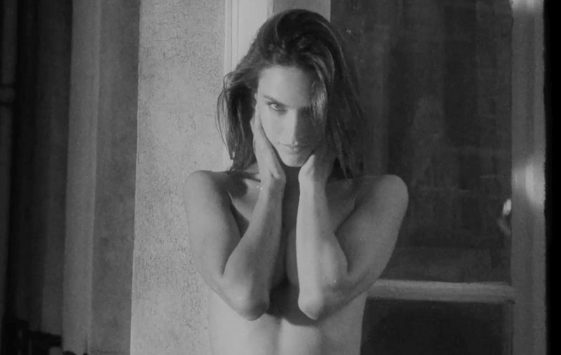 Alessandra Ambrosio a făcut striptease într-un clip publicitar | VIDEO