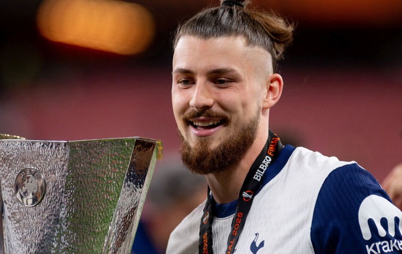 Veniturile uriașe pe care le-au obținut echipele din Premier League în anul 2024. Ce salariu are Radu Drăgușin în Anglia