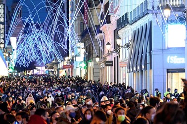 În urmă cu două săptămâni, străzile Madridului erau pline-pline de oameni ieșiți la cumpărături Foto: EPA