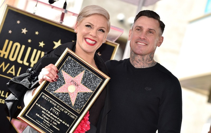 Pink a răbufnit după ce s-a zis că s-a separat de soțul ei după 20 de ani de căsnicie: „Nu știam! Vreți să le spuneți și copiilor noștri?”