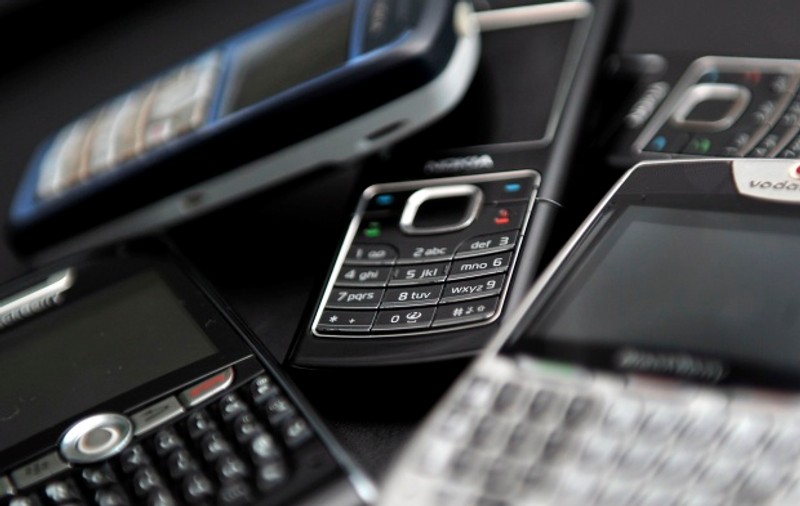 Români arestaţi în Ungaria pentru trafic cu telefoane mobile