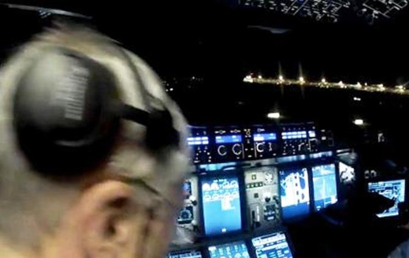 SPECTACULOS! Aşa se vede decolarea unui avion din cabina piloţilor