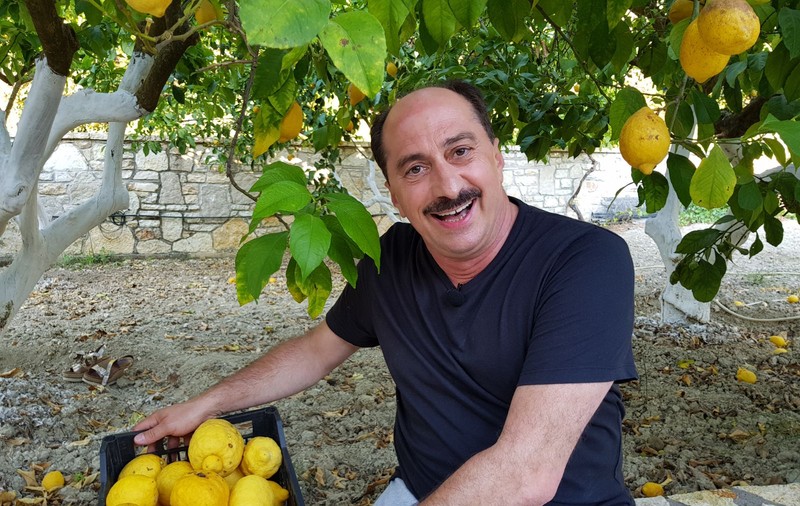 Romică Țociu, la masaj cu două tinere grecoaice. Actorul a comis-o