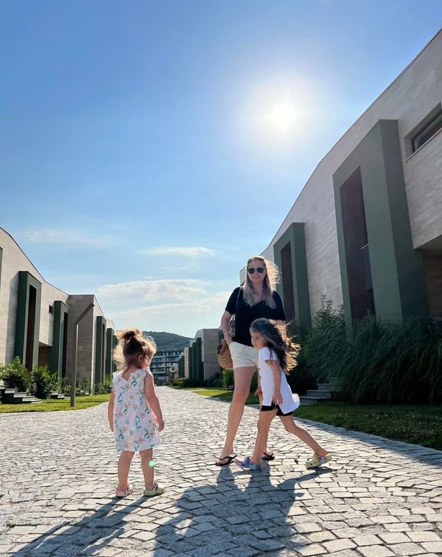 Laura Cosoi, în vacanță în Bulgaria: „Dacă mă întrebai acum câțiva ani dacă voi alege pentru vacanța de vară Bulgaria într-un resort all inclusive, aș fi râs în hohote”