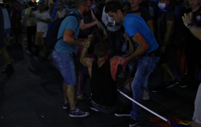 Trei dintre cei care au bătut-o pe femeia-jandarm în Piaţa Victoriei au fost prinși. Unul dintre ei încerca să fugă din țară
