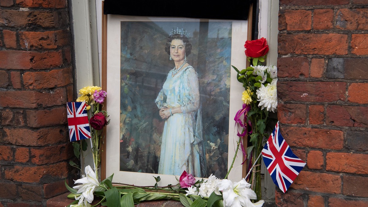 Un omagiu adus Majestății Sale Regina într-o fereastră din Windsor. 16 sept 2022. Foto: Profimedia