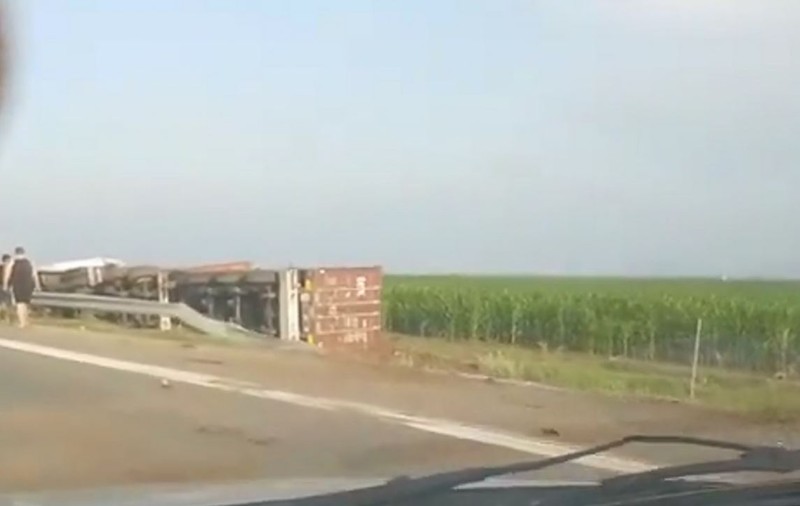 Accident pe Autostrada Soarelui, pe sensul spre litoral. Doi răniți grav, după ciocnirea dintre trei mașini și un camion