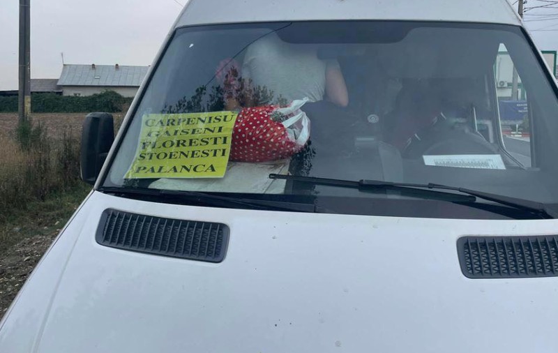 Microbuz de 19 locuri, prins în trafic cu 36 de călători. Poliția Română: „Nici măcar aerul nu are loc să circule”