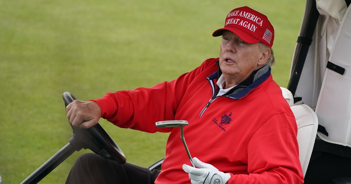 Donald Trump surprins într-o ținută sport, cu o șapcă roșie pe cap pe care scrie „Make America Great Again”