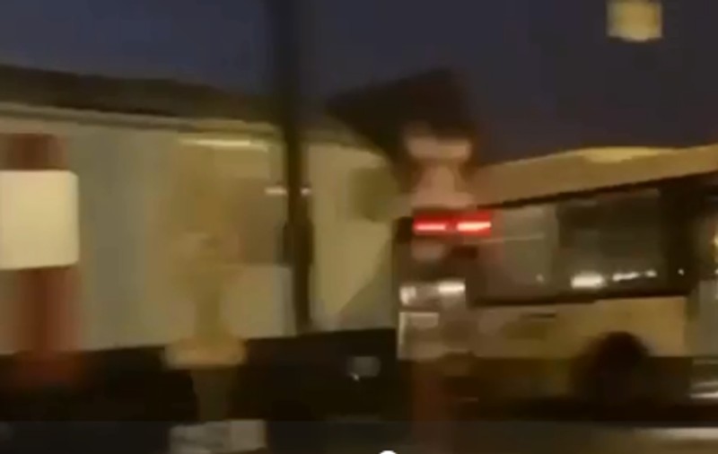 Momentul în care un tren spulberă autobuzul școlar care s-a stricat pe calea ferată, în Belgia. Șoferul și cei 20 de copii s-au salvat | VIDEO