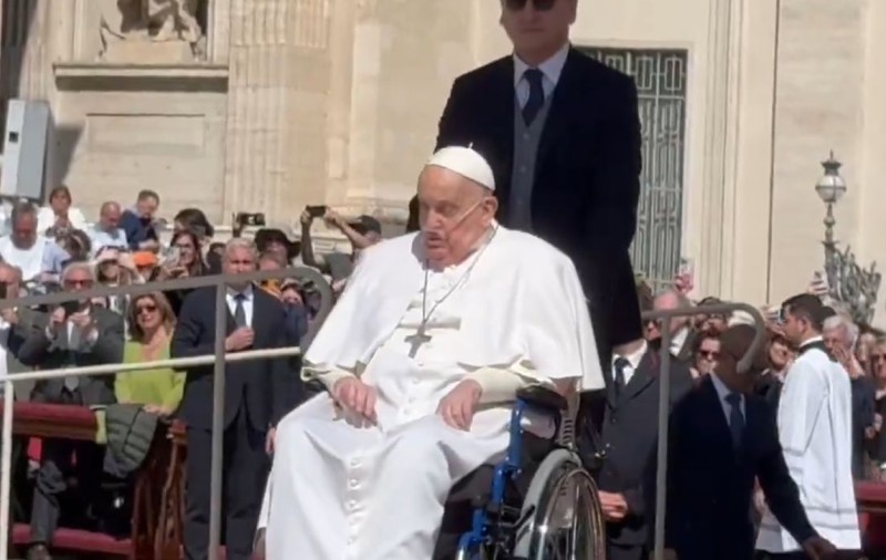 Papa Francisc, în mijlocul credincioșilor din Piața Sfântul Petru la prima sa apariție publică după ieșirea din spital | VIDEO