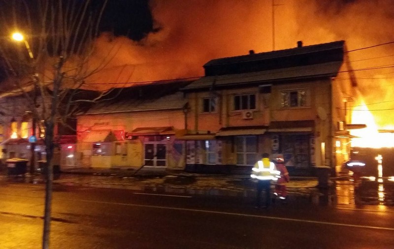 UPDATE | Incendiu puternic la două spații comerciale din Timișoara. O persoană a murit. FOTO