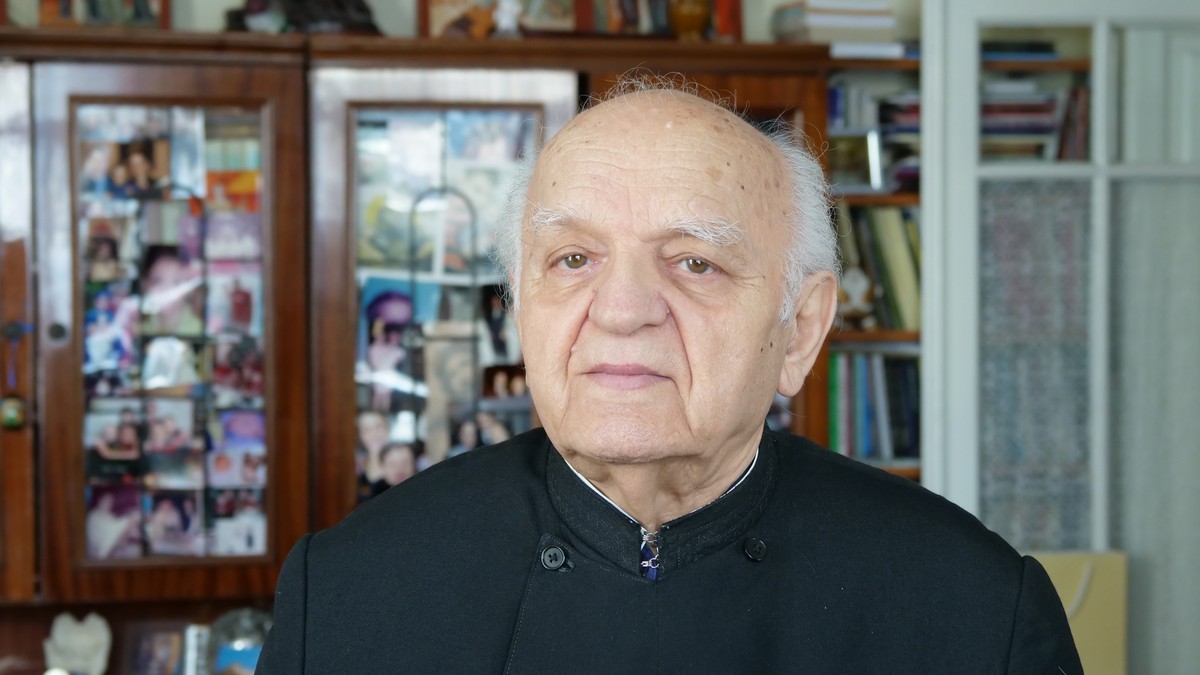 Slujbele de sărbători, chiar și în perioada comunistă, erau prilej de bucurie. Dar, erau oameni care nu aveau curajul să meargă la Biserică, acele persoane urmărite de securitate și care făceau nunțile și botezurile în ascuns.
