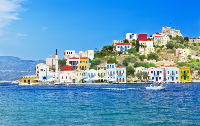 Grecia renunță la carantina obligatorie pentru turiștii din UE şi din alte cinci ţări