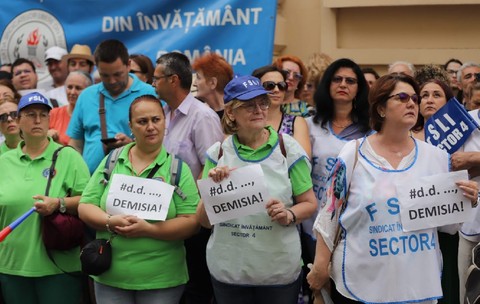 Profesorii au ieșit în stradă împotriva Legii Bolojan: „Stă în puterea noastră să refuzăm”