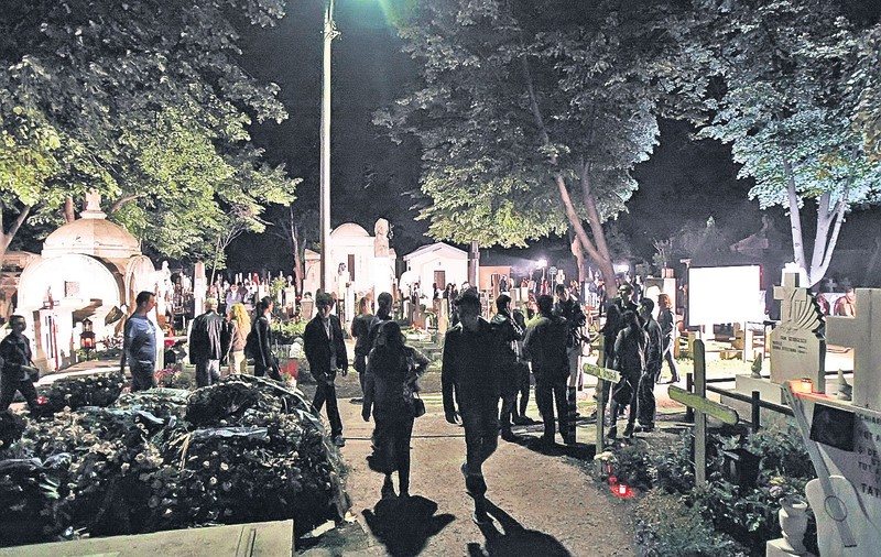 Concert între morminte, pe timp de noapte