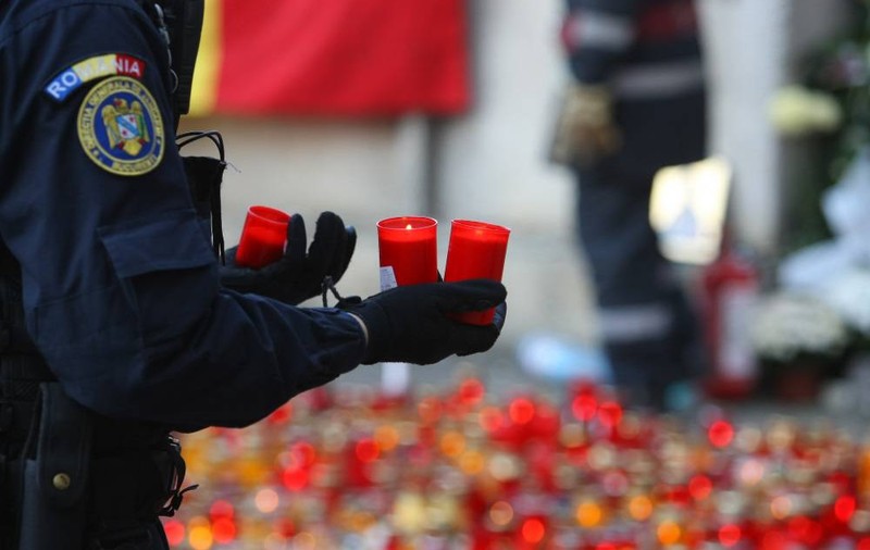 Cinci saci cu telefoane mobile şi haine, ridicaţi de criminalişti din clubul Colectiv
