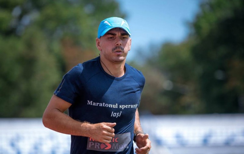 Un bărbat a alergat 24 de ore pentru a ajuta o fată diagnosticată cu o boală incurabilă