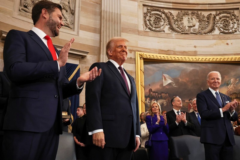 Donald Trump, la ceremonia de depunere a jurământului, încadrat de JD Vance (st7nga) și Joe Biden (dreapta) Foto: Profimedia