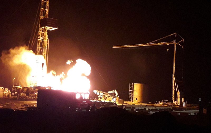 FOTO&VIDEO/Incendiul puternic de la o sondă de gaz nu poate fi stins de pompierii din Satu Mare. Pericol de explozie în zonă UPDATE