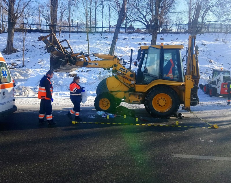 O bătrână a murit, după ce a fost lovită de un utilaj de deszăpezire în Curtea de Argeș. Manevra făcută de șofer / FOTO&VIDEO