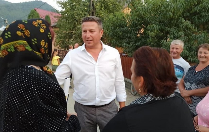 Fosta soție a primarului din Sângeorz-Băi, care și-a umilit fetița, face plângere penală pentru a afla cum a ajuns înregistrarea în presă