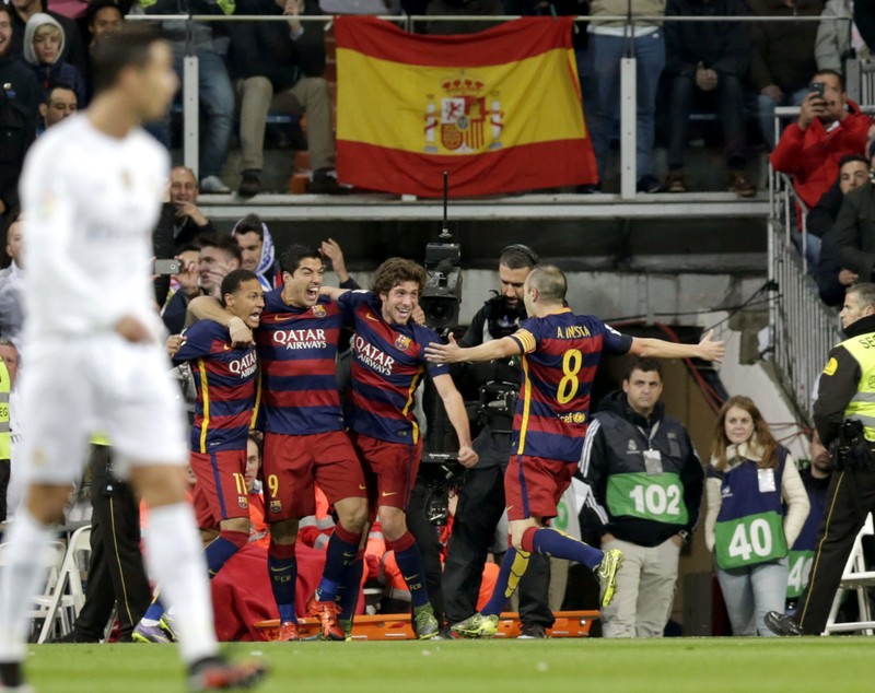 Real - Barcelona 0-4! CatastroREAL! ^Solo catalan: Suarez x 2, Neymar, Iniesta! Liverpool s-a distrat la City. Derby-ul Greciei, abandonat!