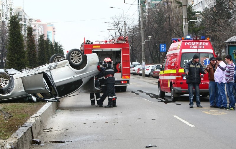 Un BMW a fost făcut praf în centrul Capitalei! | FOTO