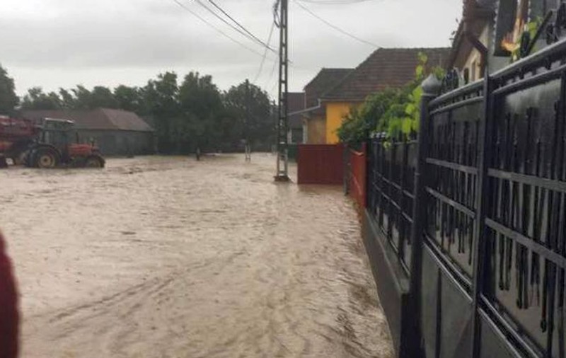Inundații devastatoare în Sibiu. Zeci de case au fost afectate