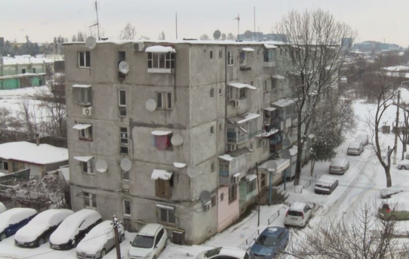 #salvatipipera | VIDEO. Cartierul contrastelor: cum se văd clădirile de sticlă din blocurile de nefamiliști. ”Noi am vrea doar apă caldă...”