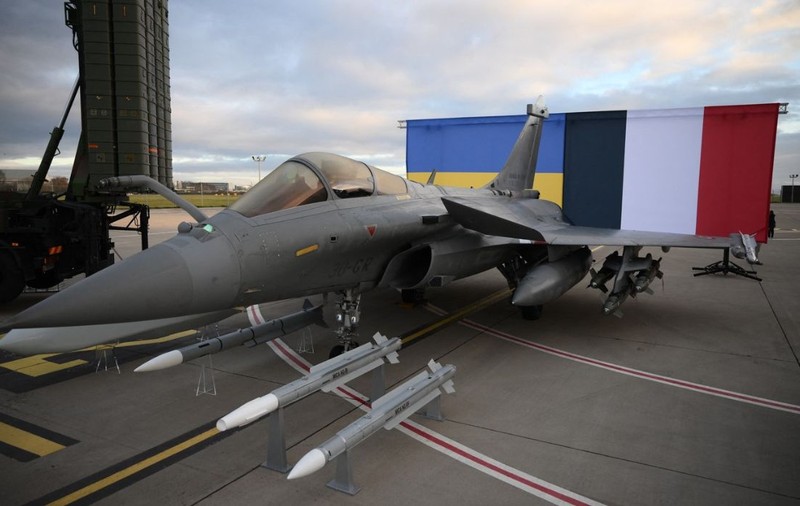 Volodimir Zelenski și Emmanuel Macron au semnat: Franța trimite 100 de avioane de vânătoare Rafale în Ucraina