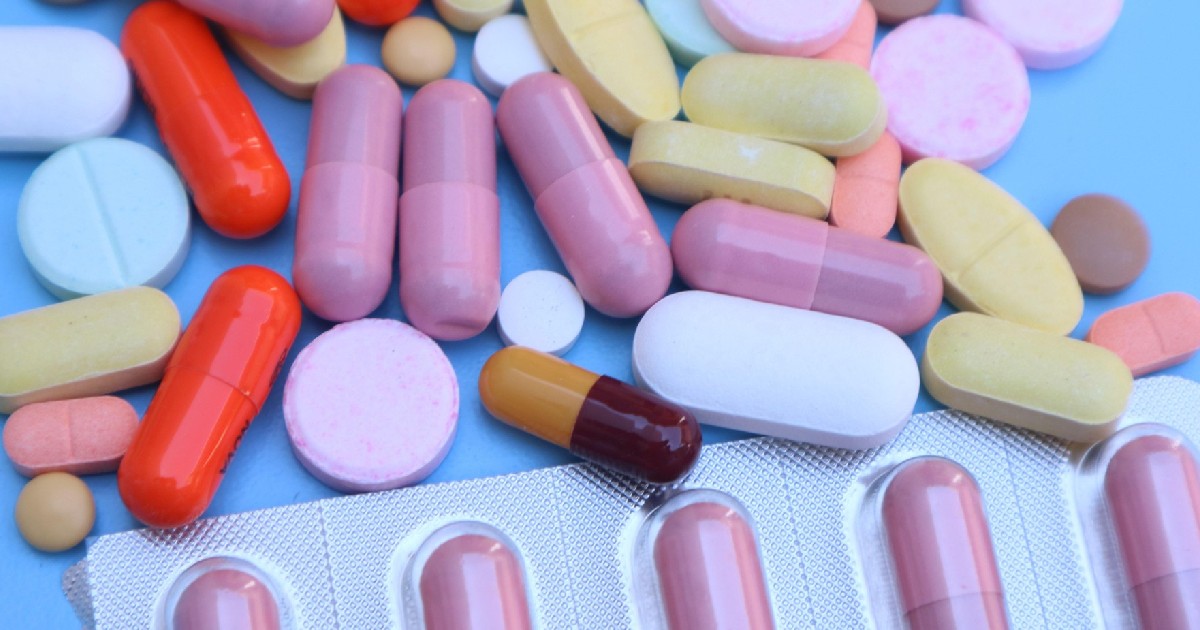 mai multe medicamente de culoare roz, roșu și galben