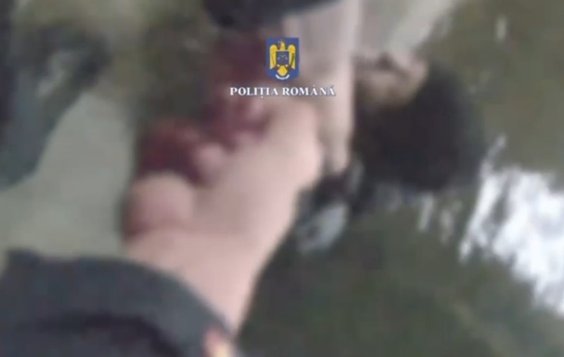 O femeie de 66 de ani care a căzut în râul Dâmboviţa după ce i s-a făcut rău, salvată de polițiștii Capitalei. VIDEO