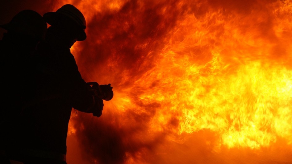 Un pompier care încearcă să stingă un incendiu