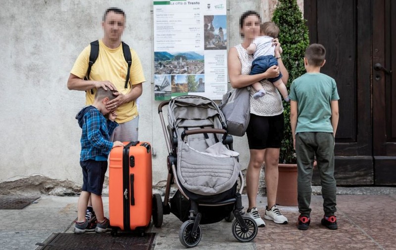 O familie de români cu trei copii mici a ajuns în stradă, în Italia: „Să apari așa nu este o carte de vizită bună”. Ce a decis primarul