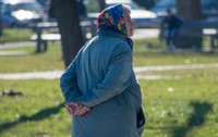 femeie-romania-pensie-parc