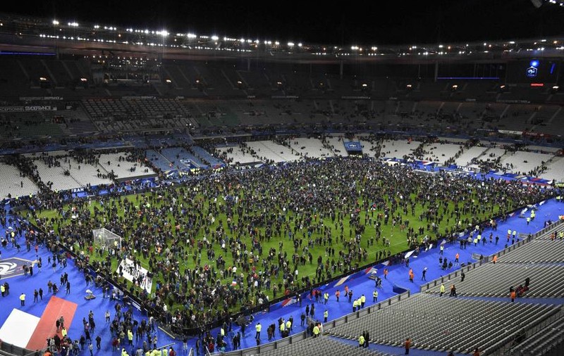 ATENTATUL DE LA PARIS! Un kamikaze a dat să intre în stadion cu o centură explozivă! ^Teroriștii, surprinși de soția cântărețului / VIDEO