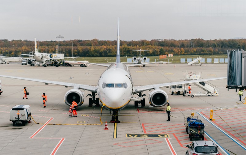 Trei britanici au fugit după avion, tot pe pista aeroportului din Koln, după cazul celor doi români. Ce spune poliția din Germania